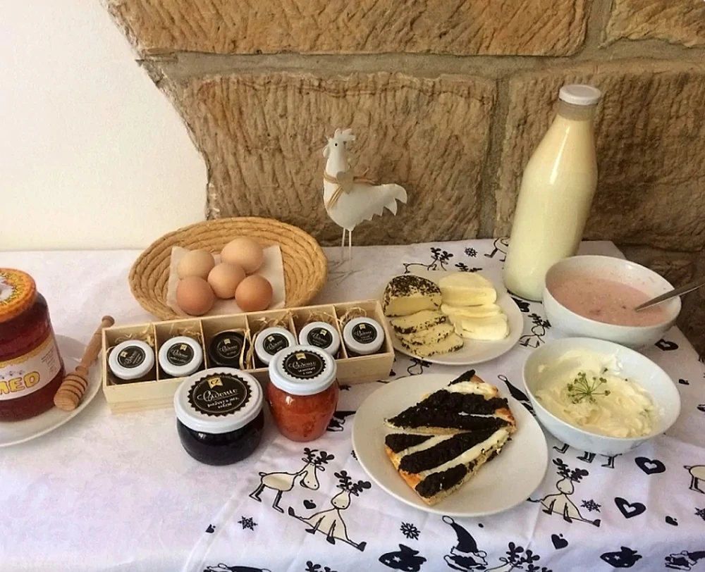 Prostřená farmářská snídaně